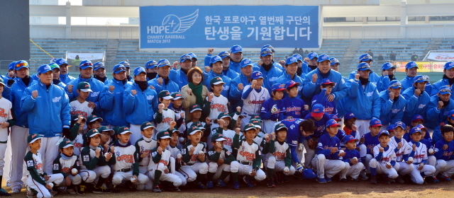 프로야구 제10구단 수원유치 기원하며 2일 오후 수원종합운동장 야구장에서 열린 국내 최초 프로야구 자선경기 '희망 더하기 자선 야구대회 2012' 개회식에서 김문수 경기도지사, 염태영 수원시장과 프로야구 스타와 연예인으로 구성된 평화팀과 통일팀 선수들이 파이팅을 외치고 있다. 김시범기자 sbkim@kyeonggi.com