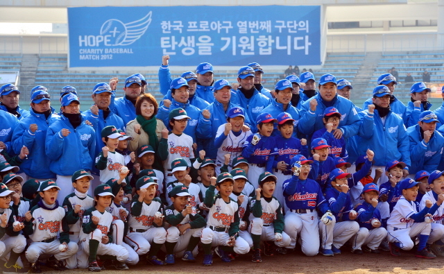 프로야구 제10구단 수원유치 기원하며 2일 오후 수원종합운동장 야구장에서 열린 국내 최초 프로야구 자선경기 '희망 더하기 자선 야구대회 2012' 개회식에서 김문수 경기도지사, 염태영 수원시장과 프로야구 스타와 연예인으로 구성된 평화팀과 통일팀 선수들이 파이팅을 외치고 있다. 김시범기자 sbkim@kyeonggi.com