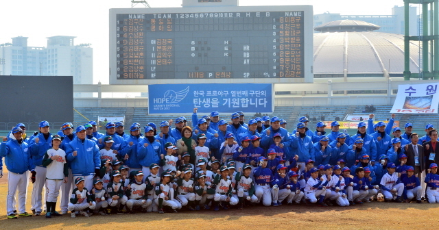 프로야구 제10구단 수원유치 기원하며 2일 오후 수원종합운동장 야구장에서 열린 국내 최초 프로야구 자선경기 '희망 더하기 자선 야구대회 2012' 개회식에서 김문수 경기도지사, 염태영 수원시장과 프로야구 스타와 연예인으로 구성된 평화팀과 통일팀 선수들이 파이팅을 외치고 있다. 김시범기자 sbkim@kyeonggi.com