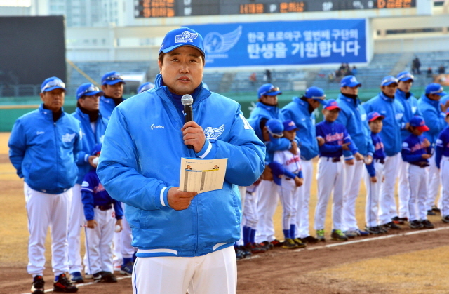 프로야구 제10구단 수원유치 기원하며 2일 오후 수원종합운동장 야구장에서 열린 국내 최초 프로야구 자선경기 '희망 더하기 자선 야구대회 2012' 개회식에서 양준혁 야구재단 이사장이 개회선언을 하고 있다. 김시범기자 sbkim@kyeonggi.com