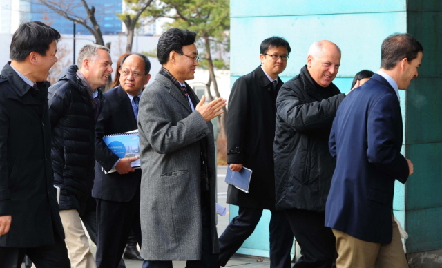 4일 세계은행 한국사무소 도시 선정을 위해 사전 조사차 인천시 연수구 송도국제도시를 방문한 실사단이   이종철 인천경제자유구역청장과 채드윅 국제학교에 들어서고  있다. 장용준기자 jyjun@kyeonggi.com