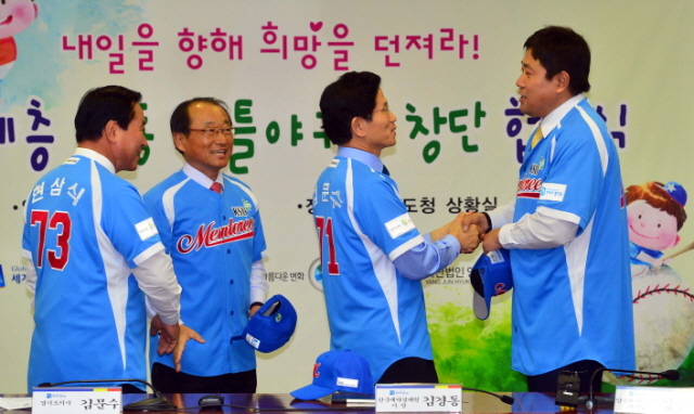 10일 오후 경기도청에서 열린 '취약계층 아동 리틀 창단 협약식'에서 김문수 경기지사, 김경동 한국예탁결제원 사장, 현삼식 양주시장, 양준혁 야구재단이사장 등이 인사를 나누고 있다. 김시범기자 sbkim@kyeonggi.com