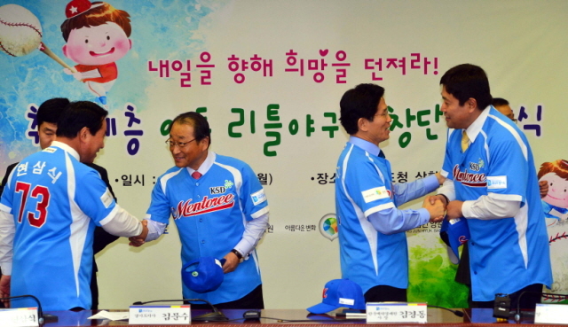 10일 오후 경기도청에서 열린 '취약계층 아동 리틀 창단 협약식'에서 김문수 경기지사, 김경동 한국예탁결제원 사장, 현삼식 양주시장, 양준혁 야구재단이사장 등이 인사를 나누고 있다. 김시범기자 sbkim@kyeonggi.com
