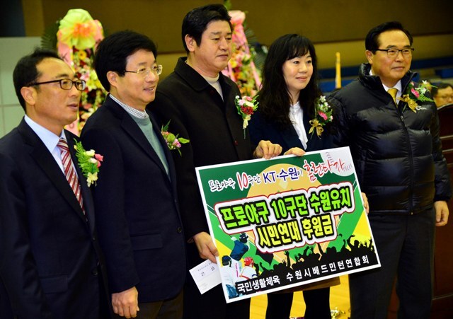 22일 경기일보 주최 국민생활체육 수원시배드민턴연합회 주관으로 수원시 배드민턴 전용경기장 등에서 열린 '제1회 삼남길배 생활체육 배드민턴대회'에서 프로야구 10구단 수원유치 후원금 기증식이 열리고 있다. 김시범기자 sbkim@kyeonggi.com