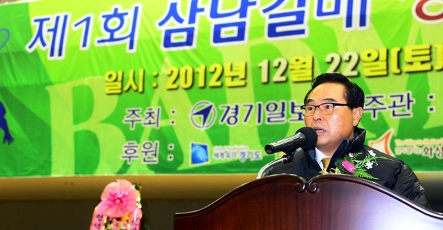 경기일보가 주최하고 국민생활체육 수원시배드민턴연합회가 주관한 제1회 삼남길 생활체육 배드민턴대회가 열린 22일 수원 배드민턴전용경기장에서 임창열 경기일보 대표이사 회장이 인사말을 하고 있다. 추상철기자 scchoo@kyeonggi.com
