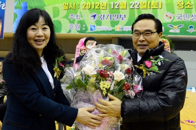경기일보가 주최하고 국민생활체육 수원시배드민턴연합회가 주관한 제1회 삼남길 생활체육 배드민턴대회가 열린 22일 수원 배드민턴전용경기장에서 장월옥 국민생활체육 수원시배드민턴연합회장이 임창열 경기일보 대표이사 회장에게 대회 유치에 대한 감사의 꽃다발을 전달하고 있다. 추상철기자 scchoo@kyeonggi.com