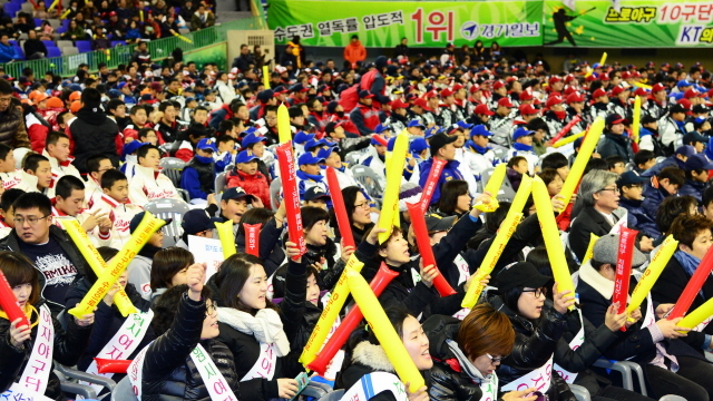경기일보와 경기방송, 프로야구 10구단 수원유치를 위한 시민연대가 공동 주최한 '프로야구 10구단 수원유치를 위한 시민 서포터즈 창단대회가 열린 23일 수원 실내체육관에서 임창열 경기일보 대표이사 회장을 비롯한 신선철 경기일보 명예회장, 김방자 경기방송 대표이사 부회장, 장유순 프로야구 10구단 수원유치를 위한 시민연대 총괄간사, 이재율 경기도 경제부지사, 염태영 수원시장 등 내외빈과 시민서포터즈들이 환호하고 있다. 추상철기자 scchoo@kyeonggi.com