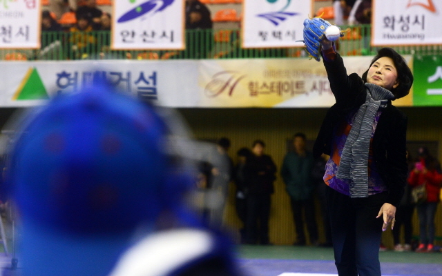 경기일보와 경기방송, 프로야구 10구단 수원유치를 위한 시민연대가 공동 주최한 '프로야구 10구단 수원유치를 위한 시민 서포터즈 창단대회가 열린 23일 수원 실내체육관에서 김방자 경기방송 대표이사 부회장이 시구를 하고 있다. 추상철기자 scchoo@kyeonggi.com