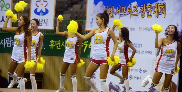 경기일보와 경기방송, 프로야구 10구단 수원유치를 위한 시민연대가 공동 주최한 '프로야구 10구단 수원유치를 위한 시민 서포터즈 창단대회가 열린 23일 수원 실내체육관에서 치어리더의 축하공연이 펼쳐지고 있다. 추상철기자 scchoo@kyeonggi.com