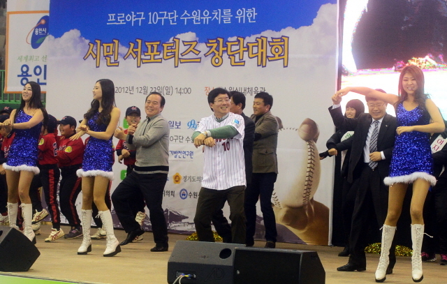 경기일보와 경기방송, 프로야구 10구단 수원유치를 위한 시민연대가 공동 주최한 '프로야구 10구단 수원유치를 위한 시민 서포터즈 창단대회가 열린 23일 수원 실내체육관에서 염태영 수원시장이 치어리더와 함께 말춤을 선보이고 있다. 추상철기자 scchoo@kyeonggi.com