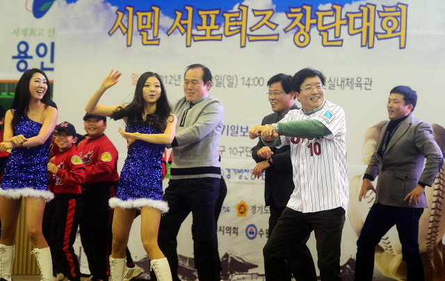 경기일보와 경기방송, 프로야구 10구단 수원유치를 위한 시민연대가 공동 주최한 '프로야구 10구단 수원유치를 위한 시민 서포터즈 창단대회가 열린 23일 수원 실내체육관에서 염태영 수원시장이 치어리더와 함께 말춤을 선보이고 있다. 추상철기자 scchoo@kyeonggi.com