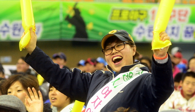 경기일보와 경기방송, 프로야구 10구단 수원유치를 위한 시민연대가 공동 주최한 '프로야구 10구단 수원유치를 위한 시민 서포터즈 창단대회가 열린 23일 수원 실내체육관에서 한 시민 서포터즈가 열띤 응원을 펼치고 있다. 추상철기자 scchoo@kyeonggi.com