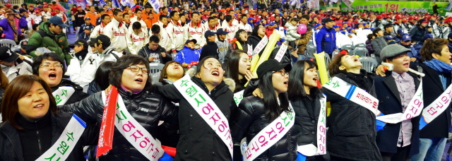 경기일보와 경기방송, 프로야구 10구단 수원유치를 위한 시민연대가 공동 주최한 '프로야구 10구단 수원유치를 위한 시민 서포터즈 창단대회가 열린 23일 수원 실내체육관에서 5천 여명의 시민서포터즈들의 응원전이 펼쳐지고 있다. 추상철기자 scchoo@kyeonggi.com