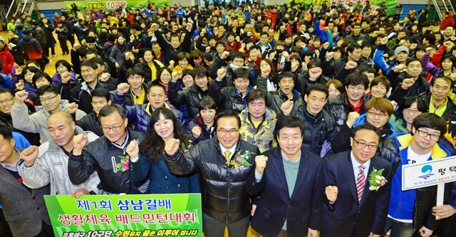 경기일보가 주최하고 국민생활체육 수원시배드민턴연합회가 주관한 제1회 삼남길 생활체육 배드민턴대회가 열린 22일 수원 배드민턴전용경기장에서 대회장인 임창열 경기일보 대표이사 회장을 비롯한 염태영 수원시장, 노영관 수원시의회 의장 등 내빈과 참가선수들이 파이팅을 외치고 있다. 추상철기자 scchoo@kyeonggi.com