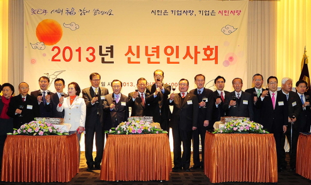 3일 인천상의 '2013년도 신년인사회'가 열린 인천시 연수구 라마다 송도호텔에서 이성만 인천시의회 의장과 나근형 인천교육감, 김광식 인천상의 회장, 여야 지역국회의원등 내외빈들이 새해 안녕과 번영을 기원하는 건배를 하고 있다. 장용준기자 jyjun@kyeonggi.com