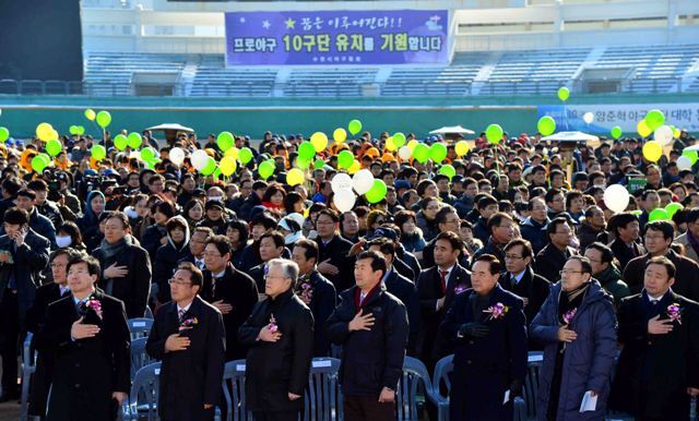 4일 KT 수원야구장 증축 및 리모델링 기공식에서 염태영 수원시장, 노영관 수원시의회 의장, 이석채 KT 회장, 임창열 경기일보 대표이사 회장 등 1천여명의 시민이 국민의례를 하고 있다 . 김시범기자 sbkim@kyeonggi.com