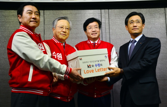 수원-KT가 프로야구 10구단 수원유치를 위해 총력을 기울이고 있는 가운데  7일 오후 이재율 경기도 경제부지사와 염태영 수원시장, 이석채 KT 회장 등이 서울 강남구 도곡동 한국야구회관에서 양해영 KBO사무총장에게  10구단 회원 가입 신청서를 제출하고 있다. 김시범기자 sbkim@kyeonggi.com