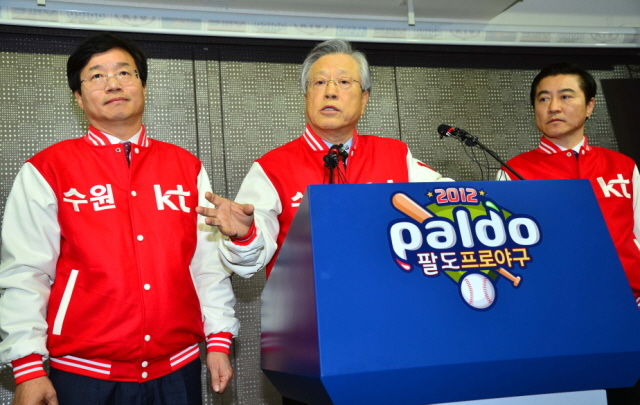 수원-KT가 프로야구 10구단 수원유치를 위해 총력을 기울이고 있는 가운데  7일 오후 염태영 수원시장, 이석채 KT 회장 등이 서울 강남구 도곡동 한국야구회관에서 양해영 KBO사무총장에게  10구단 회원 가입 신청서를 제출한 후 기자회견을 갖고 있다. 김시범기자 sbkim@kyeonggi.com