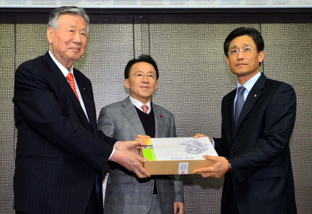 김완주 전북도지사와 이중근 부영그룹 회장이 7일 오후 서울 강남구 도곡동 한국야구회관에서 10구단 신규회원 가입 신청서를  제출하고 있다. 김시범기자 sbkim@kyeonggi.com