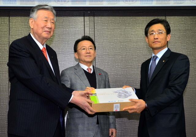 김완주 전북도지사와 이중근 부영그룹 회장이 7일 오후 서울 강남구 도곡동 한국야구회관에서 10구단 신규회원 가입 신청서를  제출하고 있다. 김시범기자 sbkim@kyeonggi.com