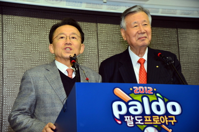 김완주 전북도지사와 이중근 부영그룹 회장이 7일 오후 서울 강남구 도곡동 한국야구회관에서 10구단 신규회원 가입 신청서를  제출한 후 기자회견을 갖고 있다. 김시범기자 sbkim@kyeonggi.com