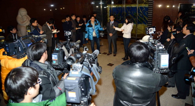 양해영 KBO 사무총장이 10일 오후 서울 강남구 삼성동 그랜드 인터컨티넨털 호텔에서 수원·KT와 전북·부영의 프로야구 10구단 유치를 위한 프리젠테이션에 참석하고 나서 기자들의 질문에 답하고 있다. 전형민기자hmjeon@kyeonggi.com