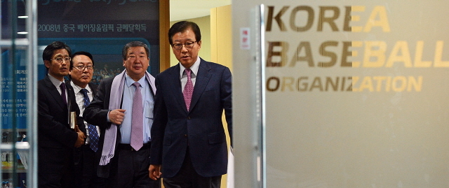 11일 서울시 강남구 한국야구위원회에서 프로야구 10구단 창단과 관련해 열린 2013년 제1회 KBO이사회가 끝난 후 구본능 KBO 총재가 회의실을 나서고 있다. 추상철기자 scchoo@kyeonggi.com