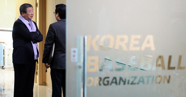 11일 서울시 강남구 한국야구위원회에서 프로야구 10구단 창단과 관련해 열린 2013년 제1회 KBO이사회가 끝난 후 구본능 KBO 총재가 대화를 나누고 있다.  추상철기자 scchoo@kyeonggi.com