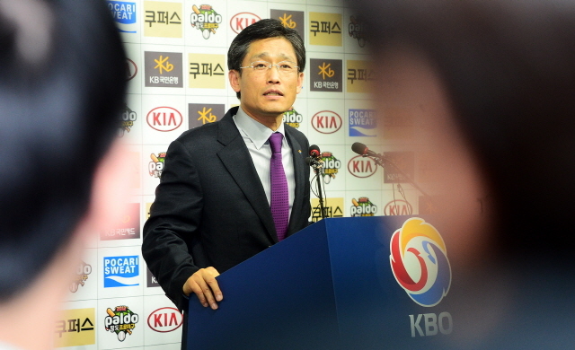 11일 서울시 강남구 한국야구위원회에서 양해영 KBO사무총장이 프로야구 10구단 창단과 관련해 열린 2013년 제1회 KBO이사회 결과를 발표하고 있다. 양 사무총장은 