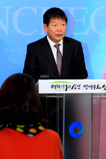 30일 인천시와 롯데의 인천종합터미널 부지 및 건물 매매 본계약 체결을  마친 최현모 인천시 건설교통국장이 시청 기자회견실에서 매매계약 브리핑을 하고 있다. 장용준기자 jyjun@kyeonggi.com