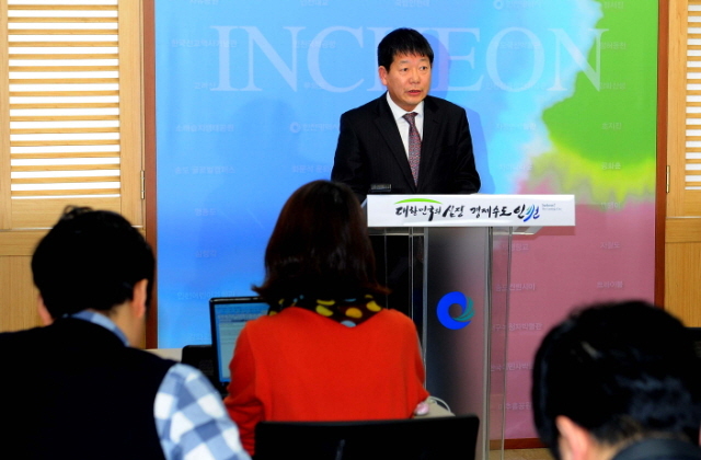 30일 인천시와 롯데의 인천종합터미널 부지 및 건물 매매 본계약 체결을  마친 최현모 인천시 건설교통국장이 시청 기자회견실에서 매매계약 브리핑을 하고 있다. 장용준기자 jyjun@kyeonggi.com