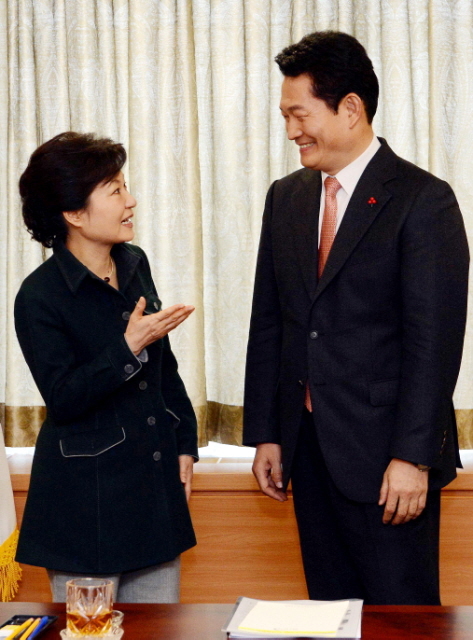 31일 박근혜 대통령 당선인과 전국 광역시도지사와의 간담회가 열린 서울 통의동 금융감독원 연수원 내 회의실에서 송영길 인천시장이 박당선인과 반갑게 대화를 나누고 있다. 인수위 사진기자단