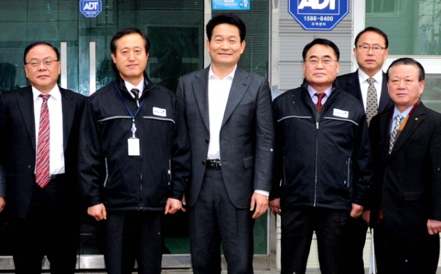 5일 중소기업 탐방에 나선 송영길 인천시장이  인천시 부평구 청천동 무대장치 선도기업인 ㈜하온아텍을 방문해 임원진들과 기념촬영을 하고 있다. 인천시 제공