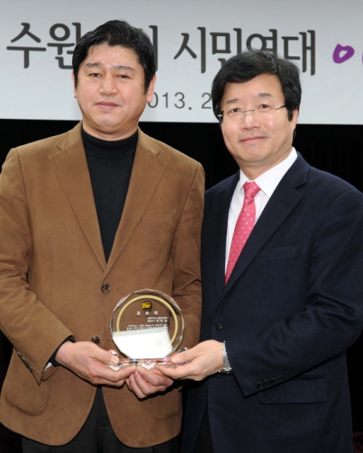 20일 수원시체육회관에서 열린 '프로야구 10구단 수원유치 시민연대 아름다운 해단식'에서 염태영 수원시장이 10구단 수원유치에 큰 기여를 한 시민연대 장유순 총괄간사 등 관계자에게 공로패를 전달하고 있다. 김시범기자 sbkim@kyeonggi.com