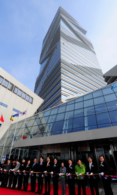 27일 인천시 연수구 송도국제도시의 랜드마크 빌딩이자, 녹색기후기금(GCF) 사무국이 들어설 아이타워(I-Tower) 준공식이 송영길 인천시장과 이성만 인천시의회 의장, 이종철 인천경제자유구역청장등 내외빈들이 참석한 가운데 열리고 있다. 장용준기자 jyjun@kyeonggi.com