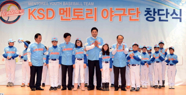 28일 경기도 북부청사 대강당에서 김문수 경기지사, 김경동 한국예탁결제원 사장, 현삼식 양주시장, 양준혁 야구재단 이사장 등이 참석한 가운데  ‘KSD 멘토리 야구단 창단식’ 에서을 가졌다. ‘KSD 멘토리 야구단’은 야구 불모지인 경기도 북부의 양주시, 의정부시, 동두천시 등의 다문화 및 저소득층 가정의 자녀 25명으로 구성 되었으며 유소년 야구단으로는 처음으로 여학생 4명도 포함돼 있다.전형민기자  hmjeon@kyeonggi.com