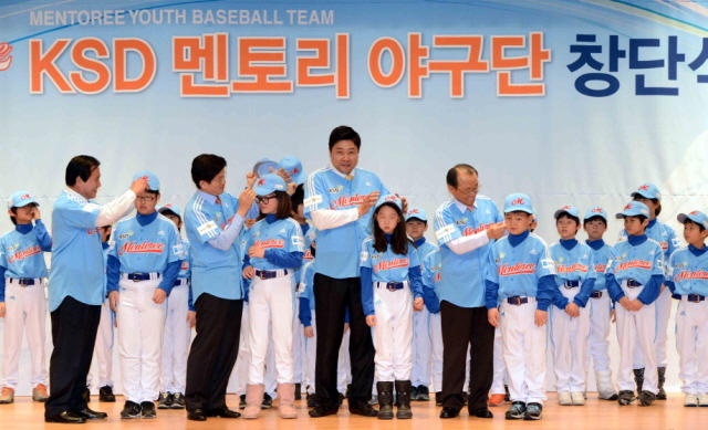 28일 경기도 북부청사 대강당에서 김문수 경기지사, 김경동 한국예탁결제원 사장, 현삼식 양주시장, 양준혁 야구재단 이사장 등이 참석한 가운데  ‘KSD 멘토리 야구단 창단식’ 에서을 가졌다. ‘KSD 멘토리 야구단’은 야구 불모지인 경기도 북부의 양주시, 의정부시, 동두천시 등의 다문화 및 저소득층 가정의 자녀 25명으로 구성 되었으며 유소년 야구단으로는 처음으로 여학생 4명도 포함돼 있다.전형민기자  hmjeon@kyeonggi.com