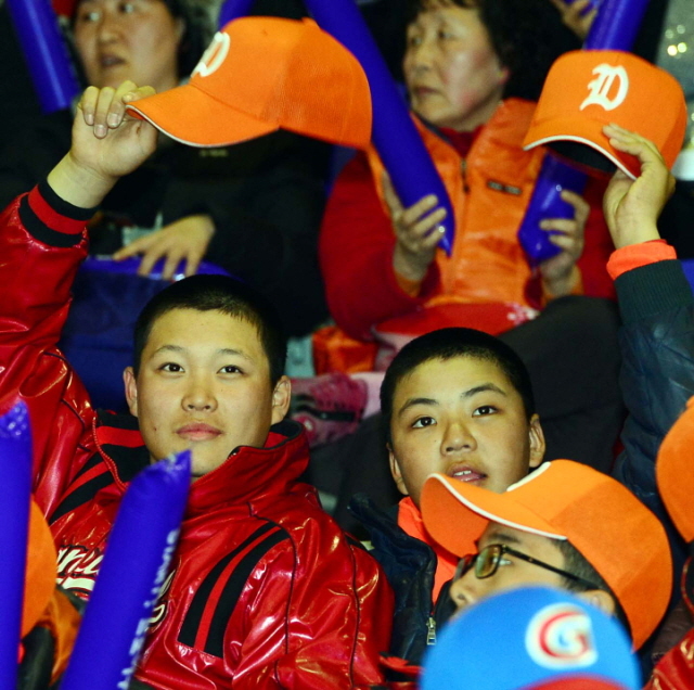 월드베이스볼클래식(WBC) 한국-대만전이 펼쳐진 5일 경기일보 주최, 경기도, 수원시 후원으로 수원실내체육관 열린 수원-KT 시민 서포터즈 응원전에서 일선학교 야구부원 및 시민들이 한국의 승리를 위해 열띤 응원전을 펼치고 있다. 김시범기자 sbkim@kyeonggi.com