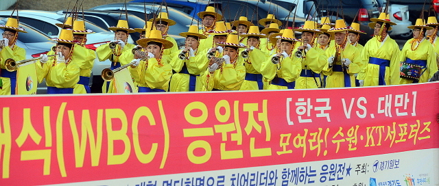 경기일보가 주최하고 경기도와 수원시가 후원한 수원-KT 서포터즈 월드베이스볼클래식(WBC) 응원전이 열린 5일 수원 실내체육관에서 취타대가 거리홍보를 펼치고 있다. 추상철기자 scchoo@kyeonggi.com
