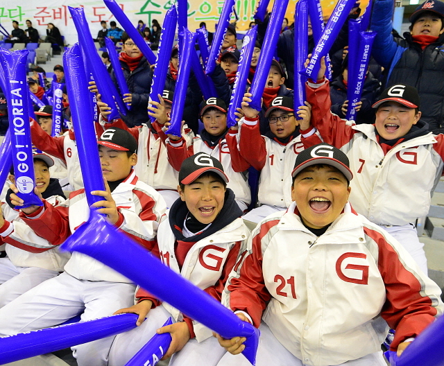 경기일보가 주최하고 경기도와 수원시가 후원한 수원-KT 서포터즈 월드베이스볼클래식(WBC) 응원전이 열린 5일 수원 실내체육관에서 서포터즈들이 대한민국의 승리를 기원하며 힘찬 응원전을 펼치고 있다. 추상철기자 scchoo@kyeonggi.com