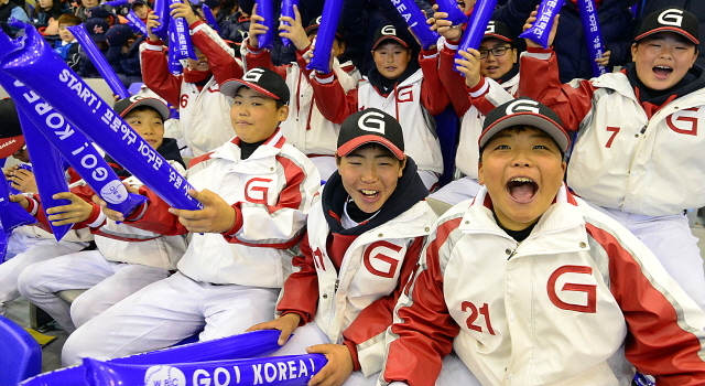 경기일보가 주최하고 경기도와 수원시가 후원한 수원-KT 서포터즈 월드베이스볼클래식(WBC) 응원전이 열린 5일 수원 실내체육관에서 서포터즈들이 대한민국의 승리를 기원하며 힘찬 응원전을 펼치고 있다. 추상철기자 scchoo@kyeonggi.com