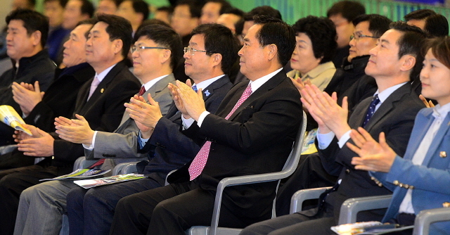 경기일보가 주최하고 경기도와 수원시가 후원한 수원-KT 서포터즈 월드베이스볼클래식(WBC) 응원전이 열린 5일 수원 실내체육관에서 염태영 수원시장을 비롯한 이재율 경기도 경제부지사, 임창열 경기일보 대표이사 회장 등 내빈이 박수를 치고 있다. 추상철기자 scchoo@kyeonggi.com