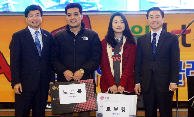 경기일보가 주최하고 경기도와 수원시가 후원한 수원-KT 서포터즈 월드베이스볼클래식(WBC) 응원전이 열린 5일 수원 실내체육관에서 염태영 수원시장과 이재율 경기도 경제부지사가 경품추첨을 한후 당첨자들과 기념촬영을 하고 있다. 추상철기자 scchoo@kyeonggi.com