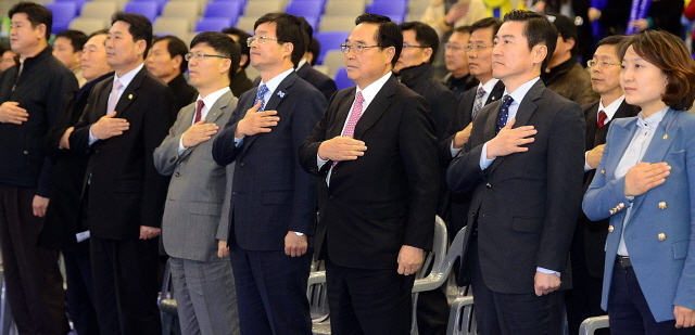 경기일보가 주최하고 경기도와 수원시가 후원한 수원-KT 서포터즈 월드베이스볼클래식(WBC) 응원전이 열린 5일 수원 실내체육관에서 염태영 수원시장을 비롯한 이재율 경기도 경제부지사, 임창열 경기일보 대표이사회장 등 내빈이 국민의례를 하고 있다. 추상철기자 scchoo@kyeonggi.com