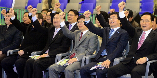 경기일보가 주최하고 경기도와 수원시가 후원한 수원-KT 서포터즈 월드베이스볼클래식(WBC) 응원전이 열린 5일 수원 실내체육관에서 염태영 수원시장을 비롯한 임창열 경기일보 대표이사 회장 등 내빈이 파이팅을 외치고 있다. 추상철기자 scchoo@kyeonggi.com