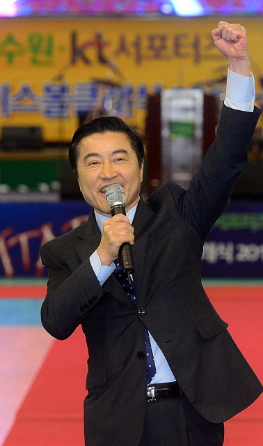 경기일보가 주최하고 경기도와 수원시가 후원한 수원-KT 서포터즈 월드베이스볼클래식(WBC) 응원전이 열린 5일 수원 실내체육관에서 이재율 경기도 경제부지사가 대한민국의 승리를 기원하며 파이팅을 외치고 있다. 추상철기자 scchoo@kyeonggi.com