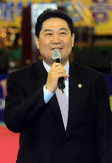 경기일보가 주최하고 경기도와 수원시가 후원한 수원-KT 서포터즈 월드베이스볼클래식(WBC) 응원전이 열린 5일 수원 실내체육관에서 민한기 수원시의회 부의장이 인사말을 하고 있다. 추상철기자 scchoo@kyeonggi.com
