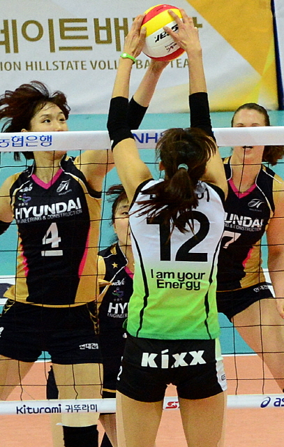 2012-2013 NH농협 V-리그 플레이오프 2차전 현대건설과 GS칼텍스 경기가 펼쳐진 18일 수원실내체육관에서 현대건설의 공격이 이어지고 있다. 추상철기자 scchoo@kyeonggi.com