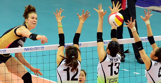 2012-2013 NH농협 V-리그 플레이오프 2차전 현대건설과 GS칼텍스 경기가 펼쳐진 18일 수원실내체육관에서 현대건설 야나가 강스파이크를 때리고 있다. 추상철기자 scchoo@kyeonggi.com