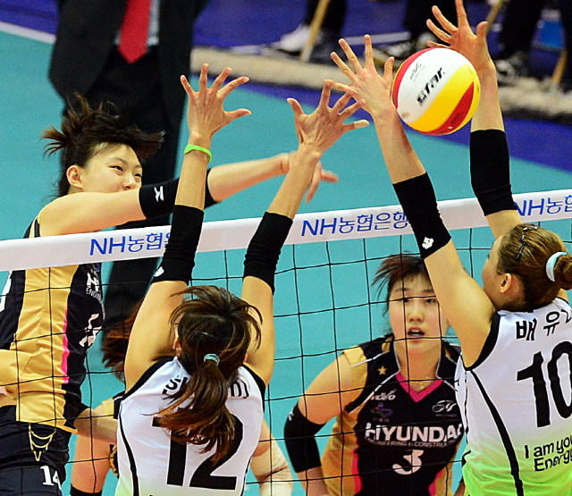2012-2013 NH농협 V-리그 플레이오프 2차전 현대건설과 GS칼텍스 경기가 펼쳐진 18일 수원실내체육관에서 현대건설의 공격이 이어지고 있다. 추상철기자 scchoo@kyeonggi.com